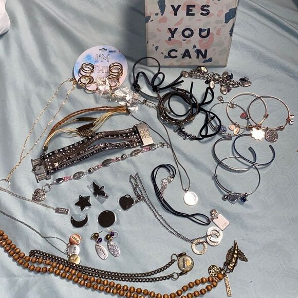 Boss B*tch Box Full of Inspirational Message Jewelry Bundle & Box - Picture 2 of 16